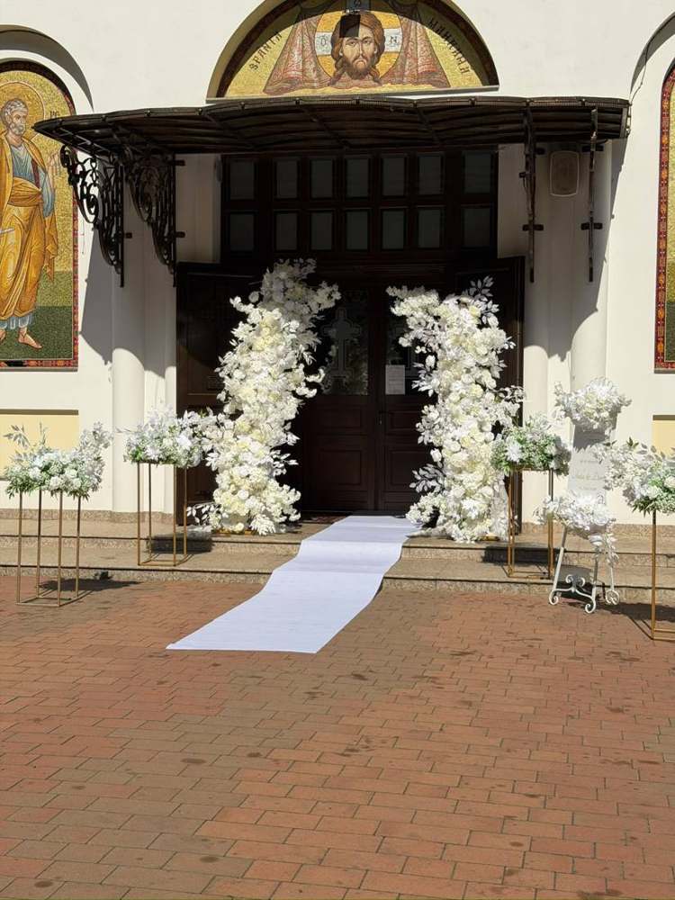 Decor floral alb la intrarea în biserică pentru cununie religioasă