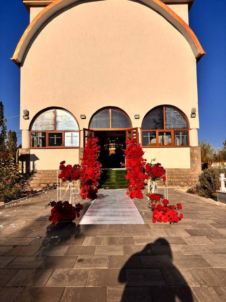 Decor de biserică realizat de Decor Boutique Events, București
