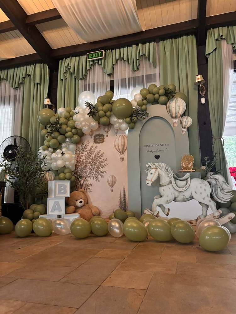 Decor de botez și aniversare pentru copii realizat de Decor Boutique Events, București