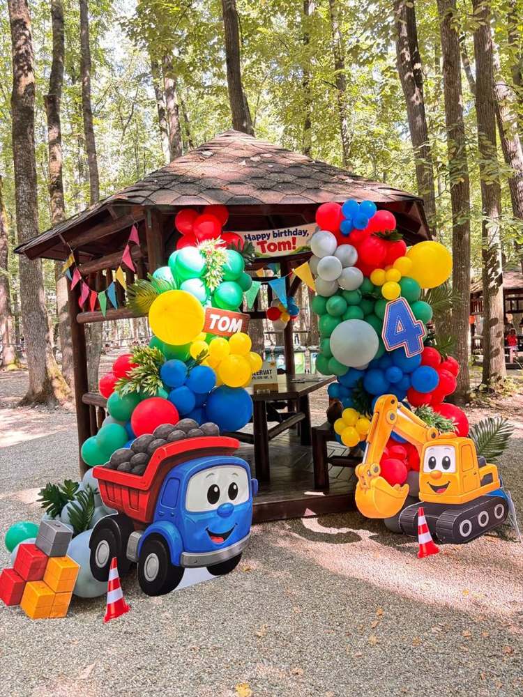 Decor de botez și aniversare pentru copii realizat de Decor Boutique Events, Ploiești