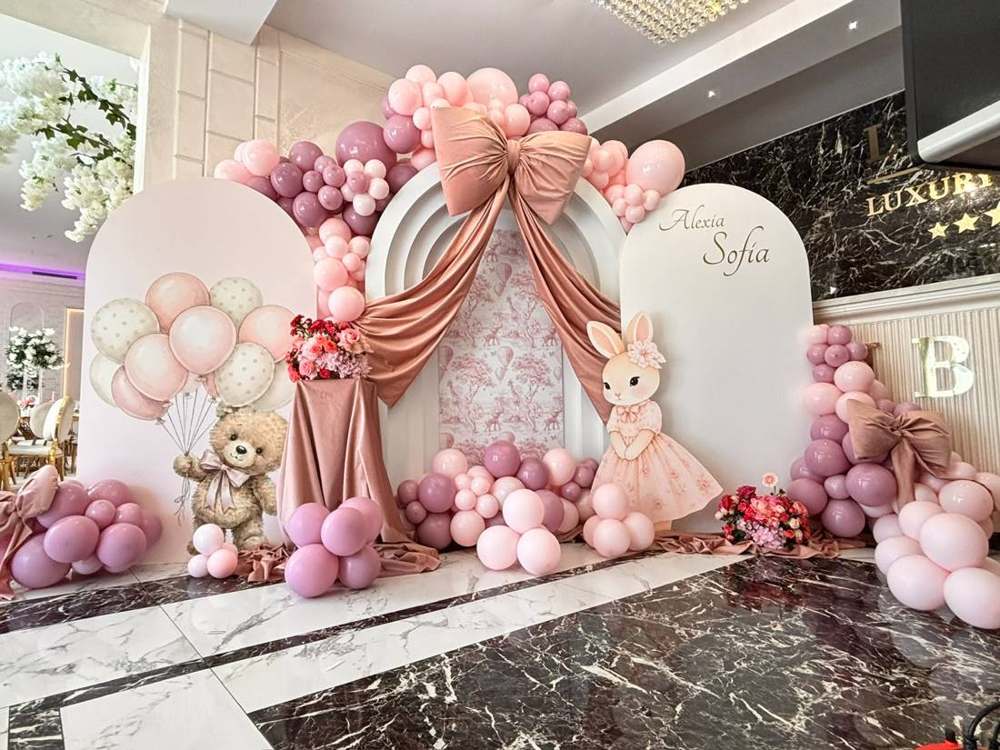 Decor de botez și aniversare pentru copii realizat de Decor Boutique Events, Pitești