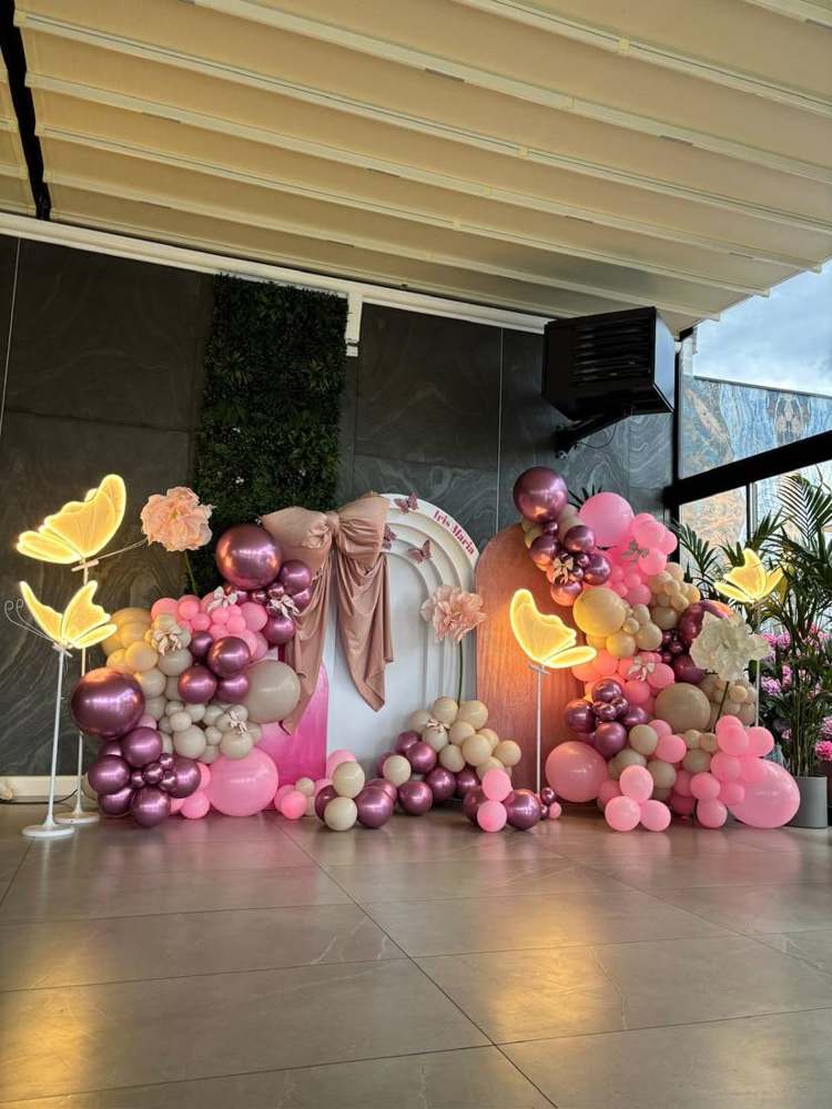 Decor de botez și aniversare pentru copii realizat de Decor Boutique Events, București