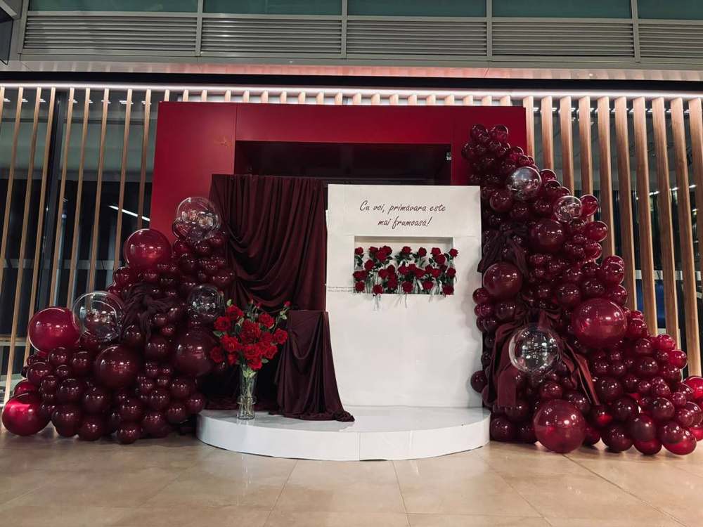 Decor pentru eveniment privat cu baloane bordo și trandafiri roșii